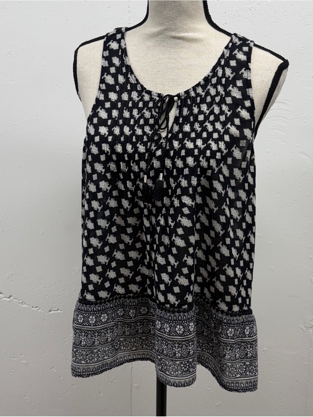 Black & White Printed Sleeveless Tie-Front Camisole in a boho look